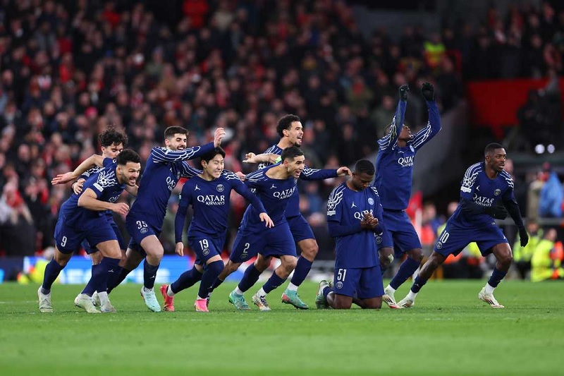 PSG ngược dòng vào tứ kết