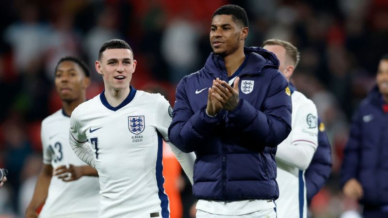 HLV Tuchel trò chuyện với Rashford và Foden